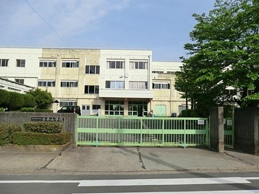 Junior high school. Kanai to elementary school 940m