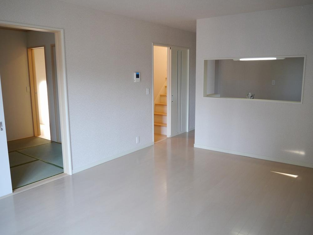 Living. LDK16 Pledge, All room pair glass, Shutters standard