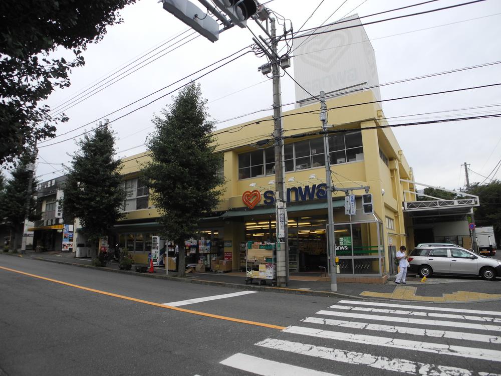 Supermarket. So you get a 5-minute walk 400m to Sanwa, Very shopping convenient !!