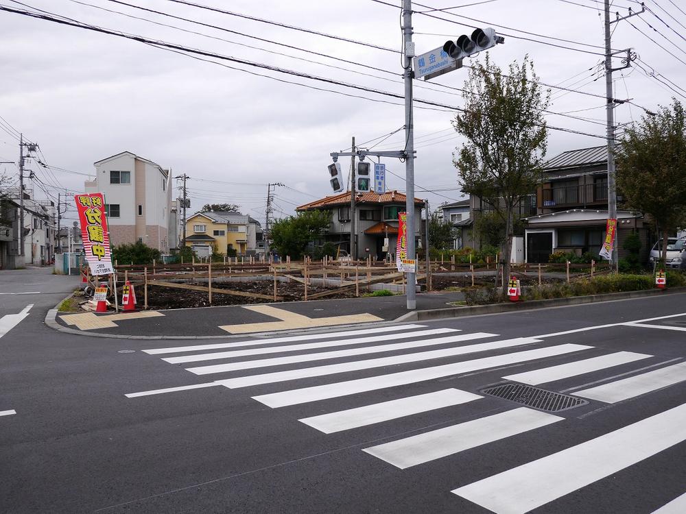 Local photos, including front road. All building shaping land