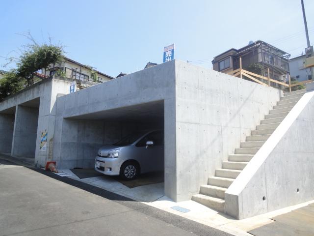 Parking lot. 1 Building