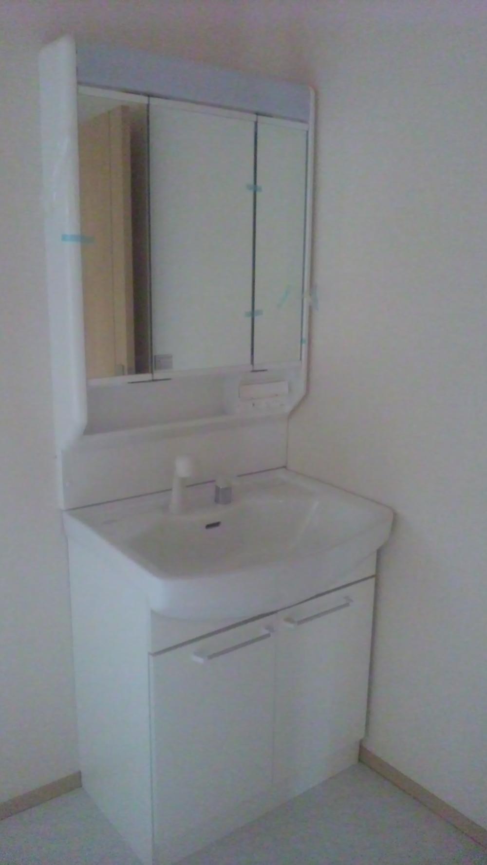 Other Equipment. 750mm shower Dresser