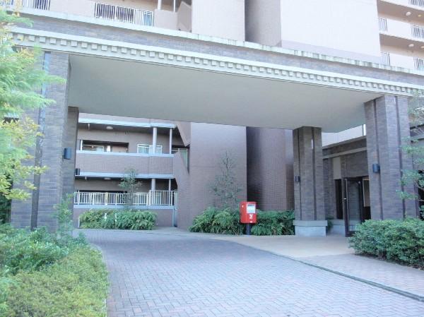 Local appearance photo. In sub-entrance, There is a porte-cochere. There is a resident only of the free shuttle bus.