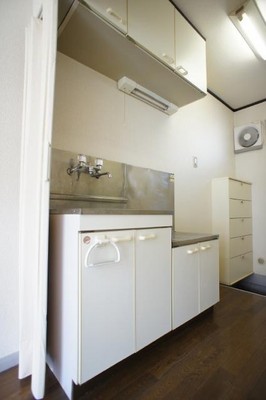 Kitchen. Ease dishes in the two-burner stove installation Allowed!