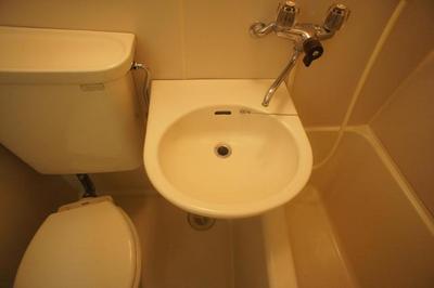 Washroom. To shower faction, Easy-to-use unit bus. Also equipped with wash basin.