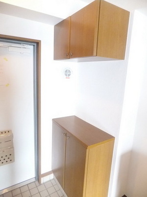 Entrance. ☆ Cupboard ☆