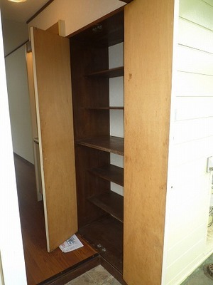 Entrance. Shoe box