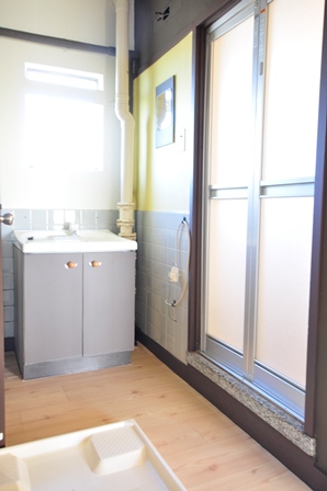 Washroom. It is quite cute washstand. 