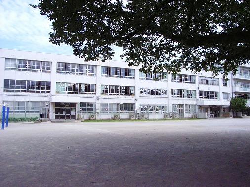 Primary school. 240m until Machida third elementary school