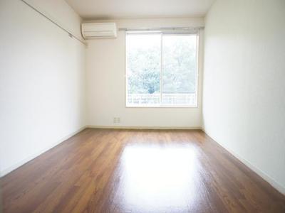 Living and room. It is made of square! With no indoor waste, Easy also the arrangement of the furniture! !