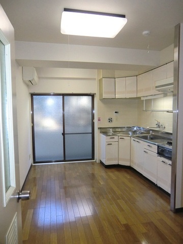 Living and room. Air conditioning ・ With lighting equipment.