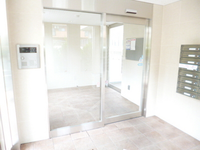 Entrance. Auto with lock