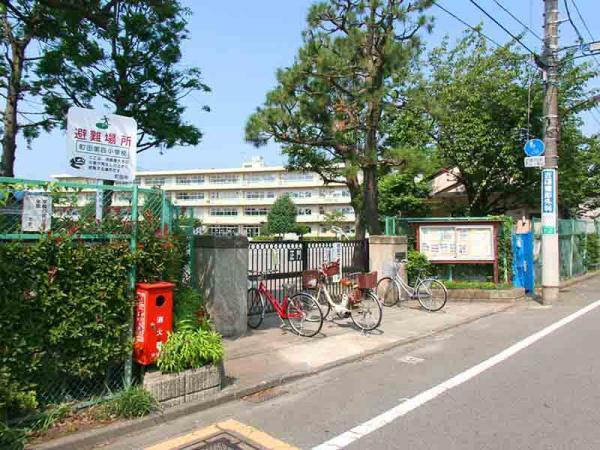 Primary school. 1900m to Machida fourth elementary school