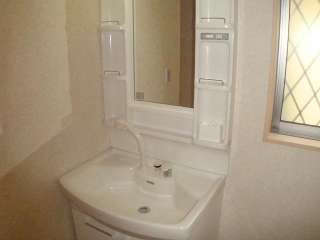 Wash basin, toilet. Local (September 2013) Shooting