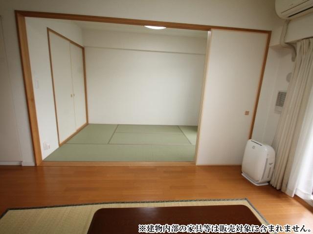 Living. Facing a Japanese-style room from Sol Grande Mates Tamasakai Green Court LDK