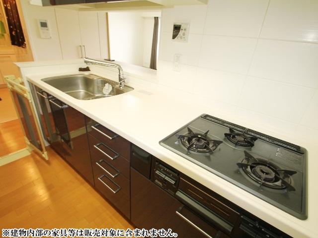 Kitchen. Sol Grande Mates Tamasakai green coat kitchen