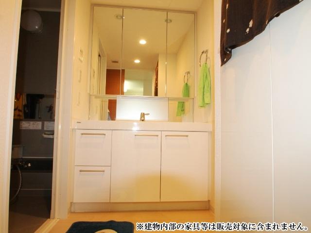 Wash basin, toilet. Sol Grande Mates Tamasakai Green Court washroom