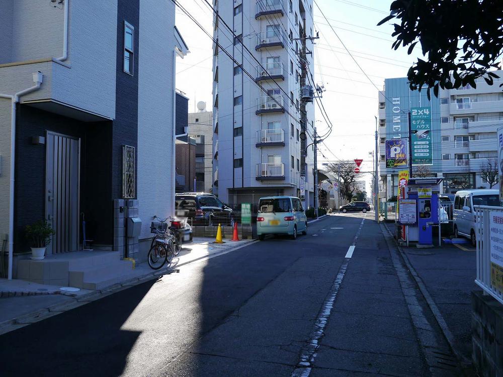 Local photos, including front road. Machida Station walk 13 minutes