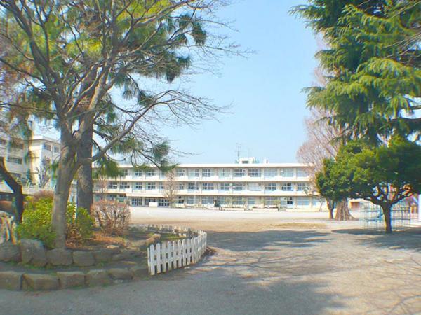 Primary school. 650m until Machida third elementary school