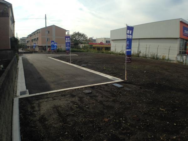 Local photos, including front road. Because of the dead-end, It does not come to almost enter except residents. Pedestrian traffic is a little quiet.