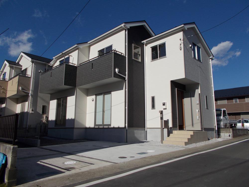 Local photos, including front road. Local (12 May 2013) Shooting