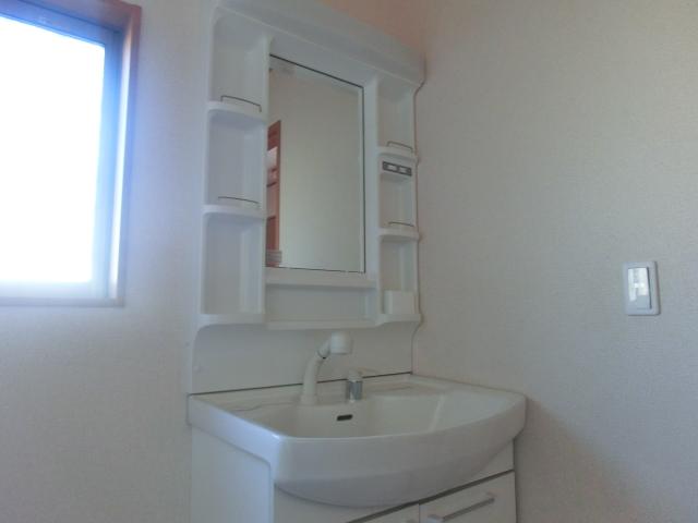 Wash basin, toilet. 1 Building