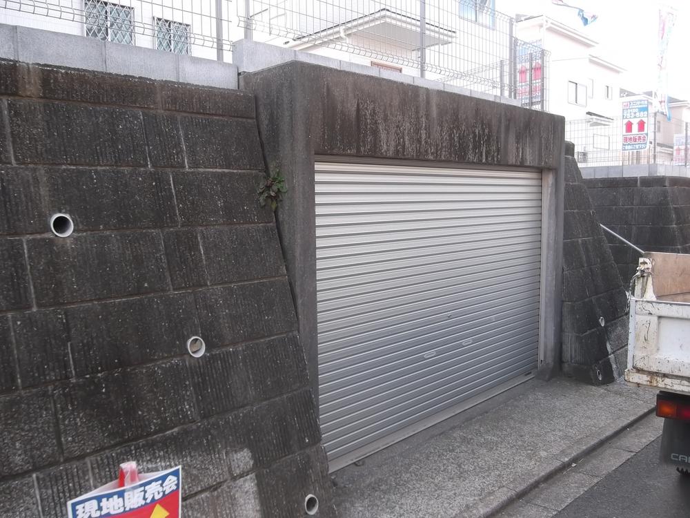 Parking lot. Local (12 May 2013) Shooting Garage with a shutter that will protect an important car ☆