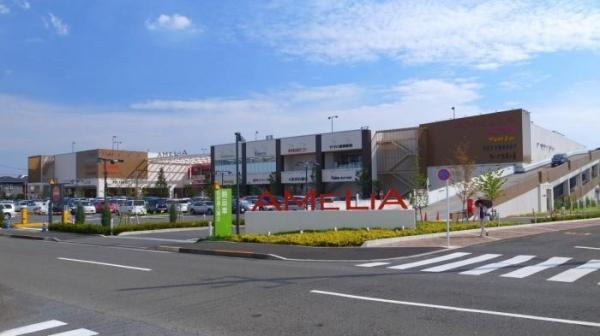 Shopping centre. 100m until Amelia Negishi Machida