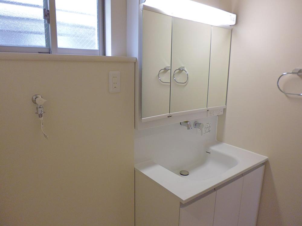 Wash basin, toilet. B Building