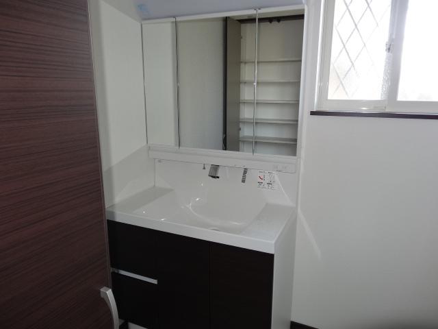 Wash basin, toilet. 1 Building room (12 May 2013) shooting (pre-sale)