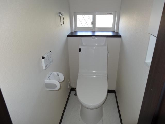 Toilet. 1 Building first floor toilet (December 2013), shooting (pre-sale)