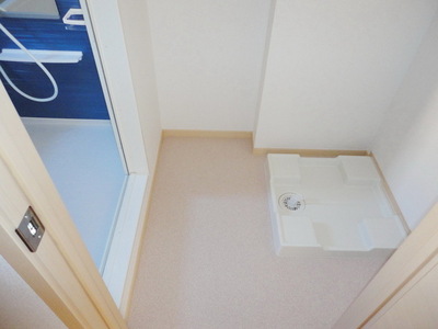 Washroom. ☆ Indoor Laundry Storage ☆