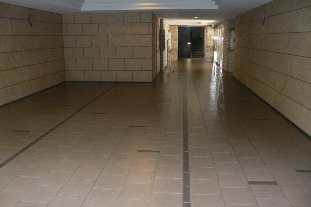 Entrance. Common areas