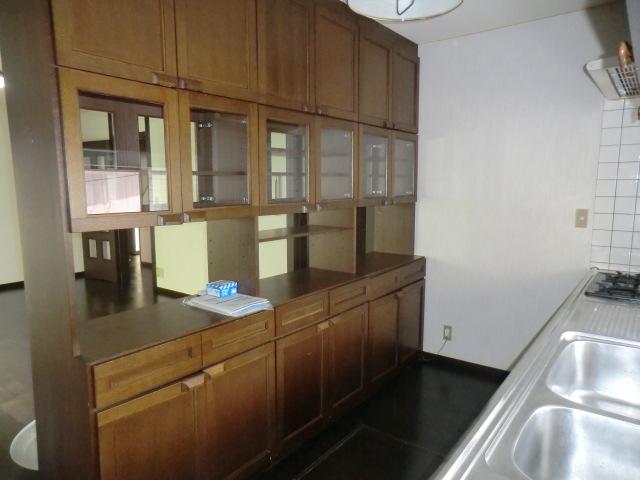 Kitchen. Cupboard storage abundant large