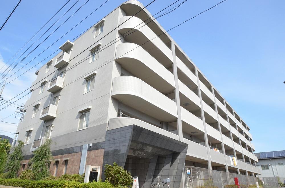 Local appearance photo. 2006 is built shallow Mansion Built ☆