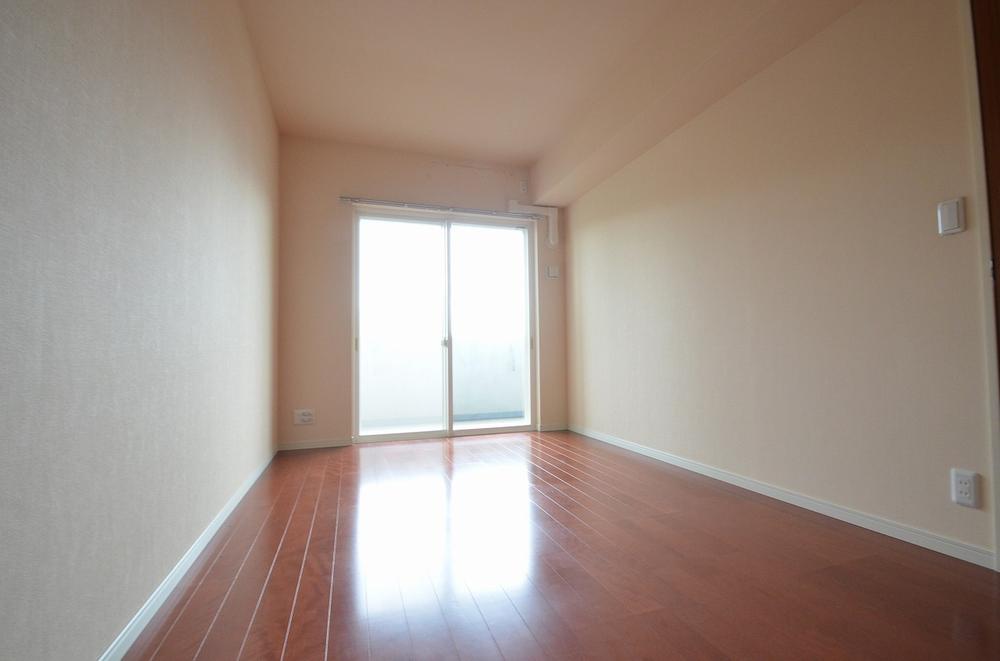 Non-living room. It is 7 tatami some bright master bedroom that faces the south side.