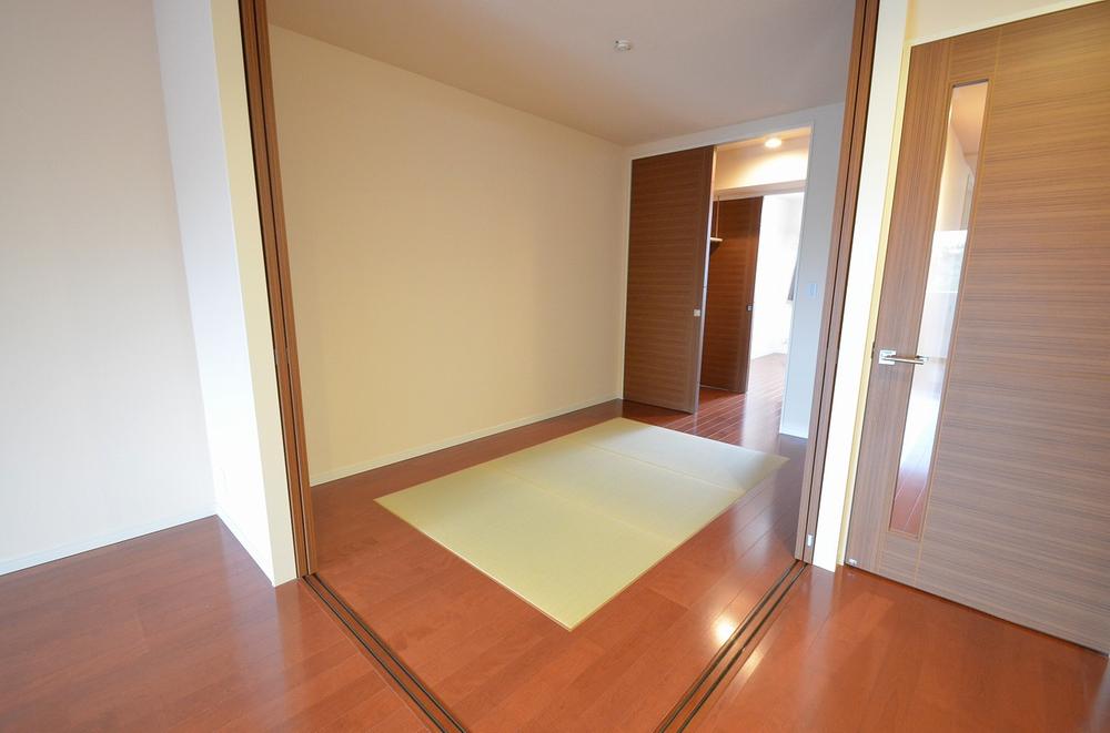 Non-living room. 6-mat Japanese-style room with a duckboard is available also be used as a guest room ☆