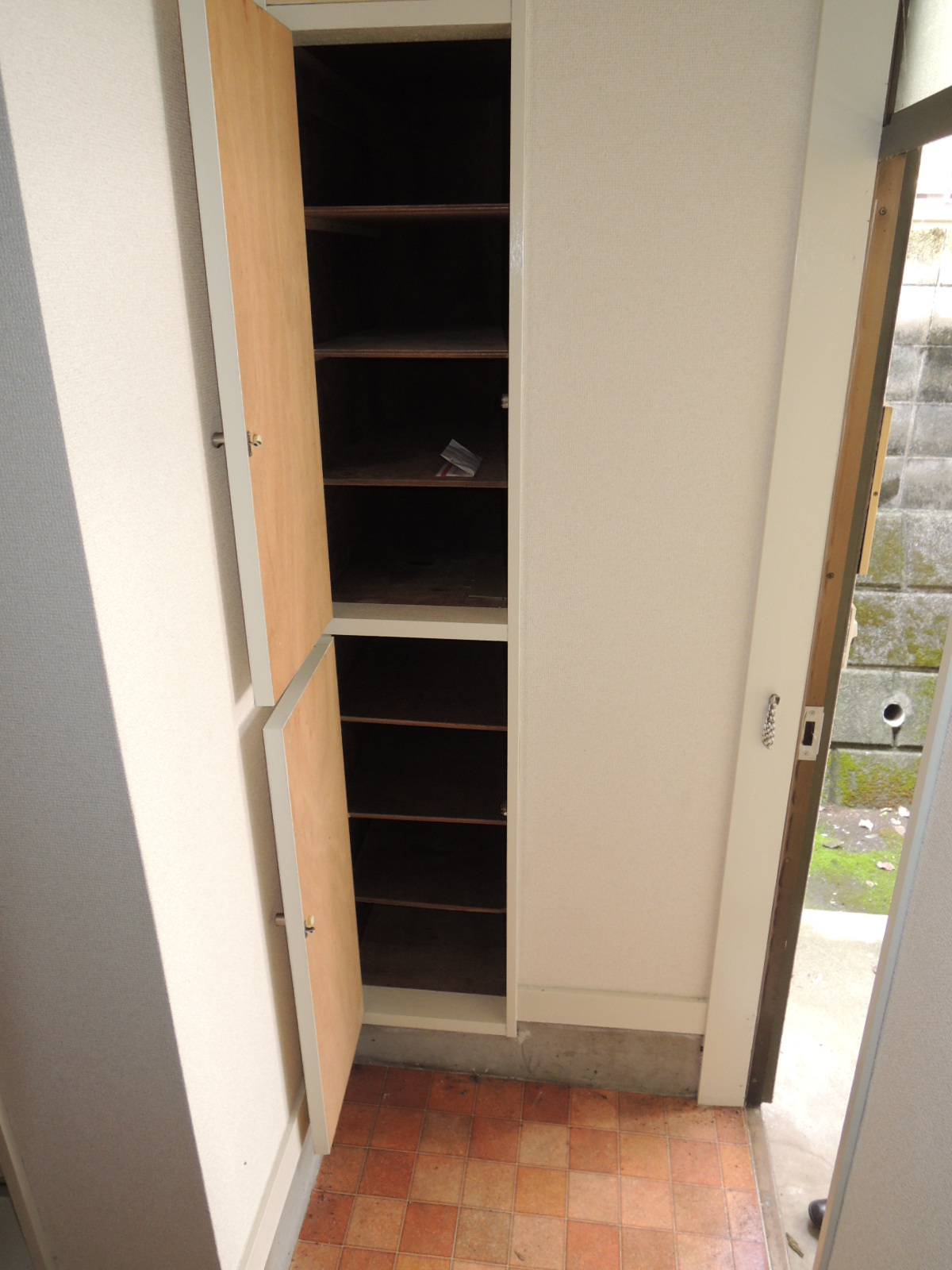 Entrance. Shoe box there