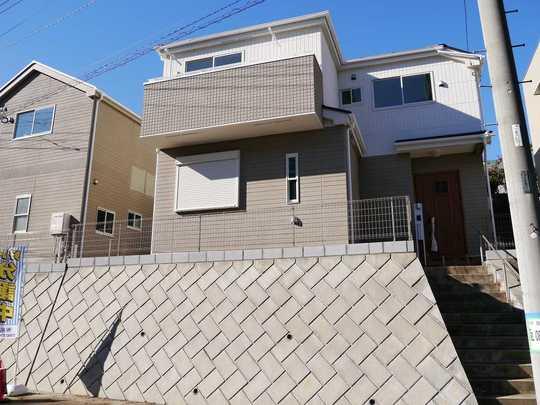 Local appearance photo. It is a quiet residential area but is also a good many living environment also commercial facilities nearby. Site area is widely car space is also possible two.