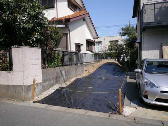 Local photos, including front road. Elementary and junior high school is also a 5-minute walk in a quiet residential area in the car spaces and shopping the like are also useful two have super 4-minute walk environment ・ 7 minutes and is close.