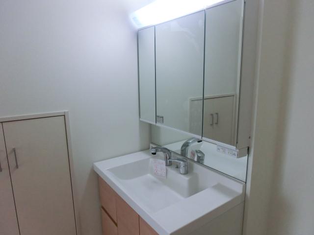 Wash basin, toilet. 1 Building