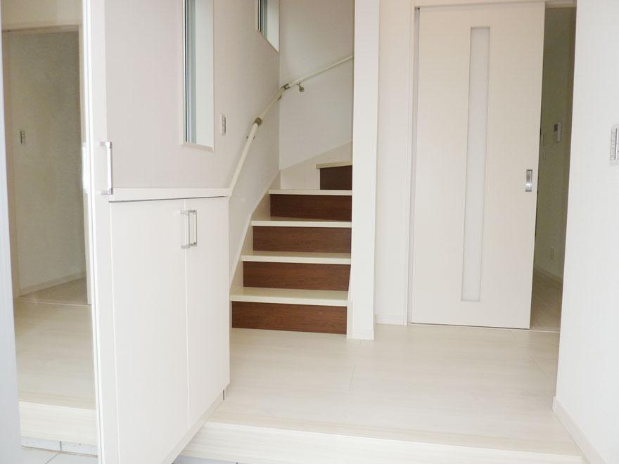 Entrance. 1 Building