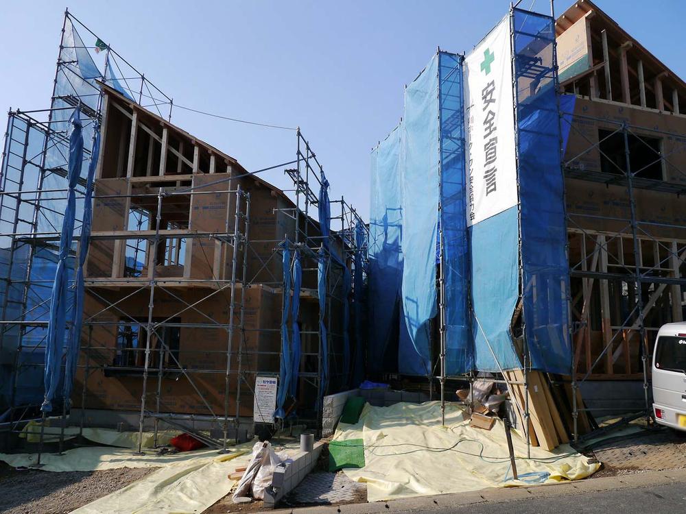 Local appearance photo. It is also a good many living environment commercial facility within walking distance in a quiet residential area of ​​Machida Station 10-minute walk. Also a 4-minute walk within elementary and junior high schools. 