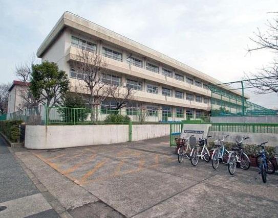 Primary school. 1200m to Okura elementary school