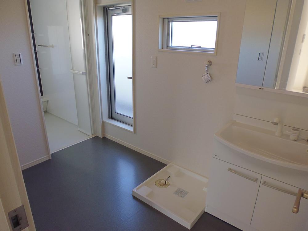 Wash basin, toilet. No.2