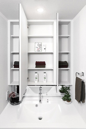 Bathing-wash room.  [Three-sided mirror back storage] A large mirror behind the vanity, Secure storage space. Cosmetics ・ You can organize and hair dressing.