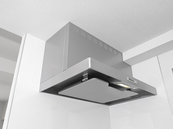 Kitchen.  [Range food] It has adopted the current plate to up the suction efficiency of the air to the range hood.