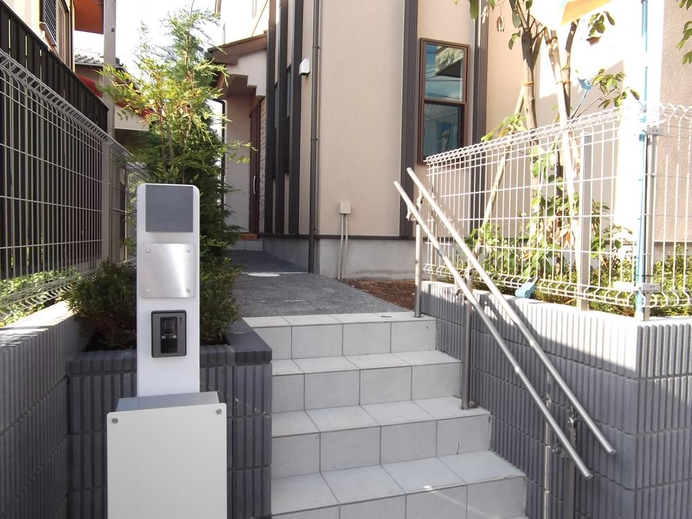 Entrance. Entrance before the approach with intercom with color monitor