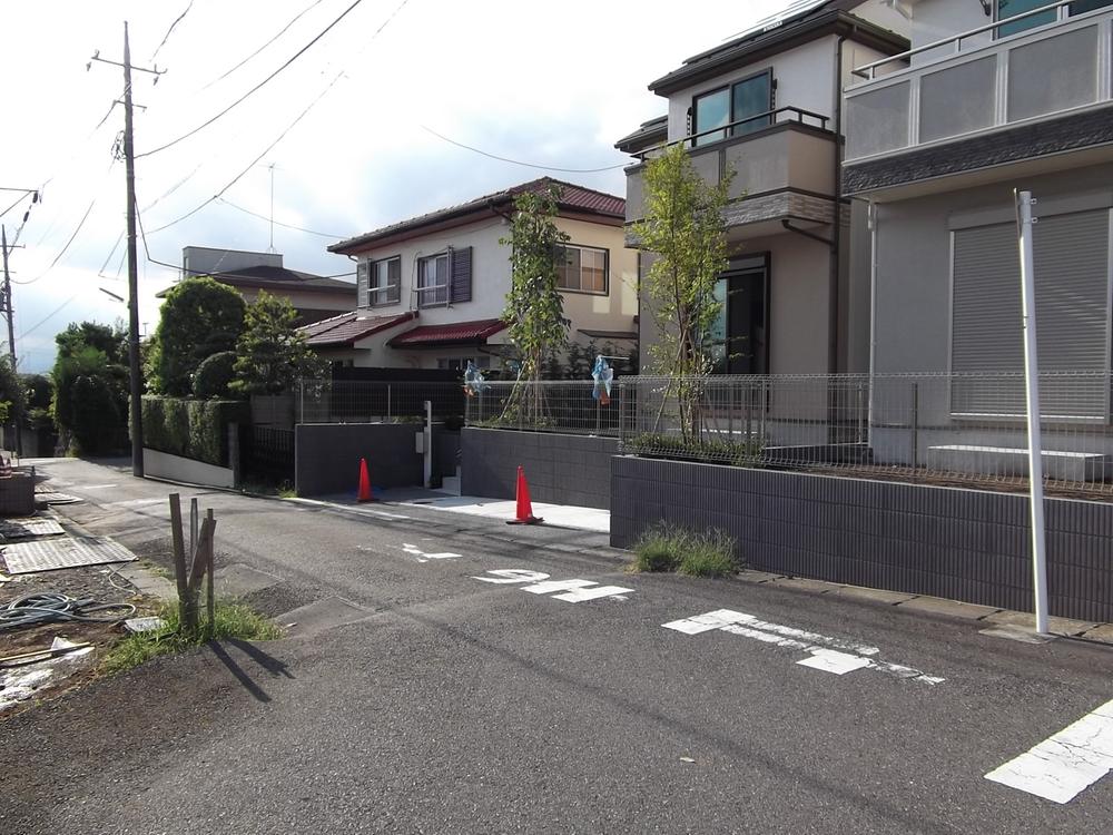 Local photos, including front road. From the front road southeast side