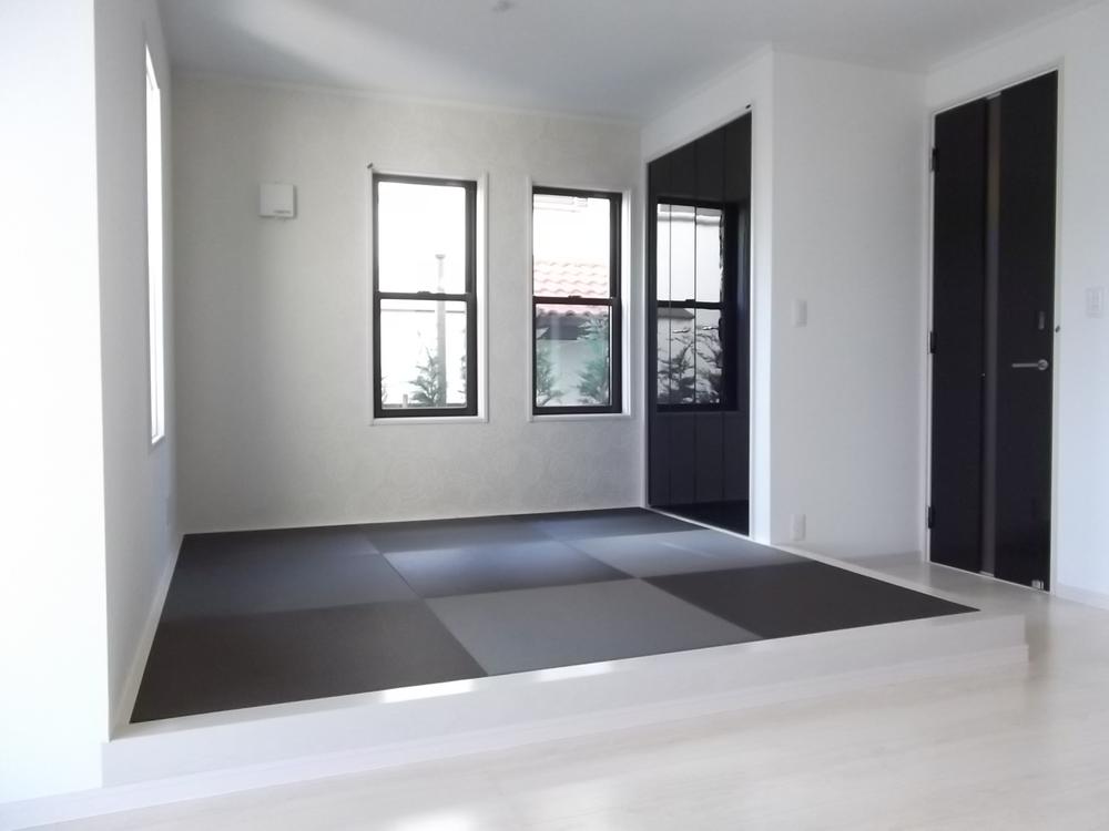 Non-living room. Stylish Japanese-style room next to the living ・ Tatami corner